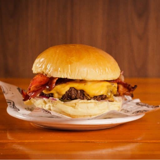 American Burger com bacon e cheddar